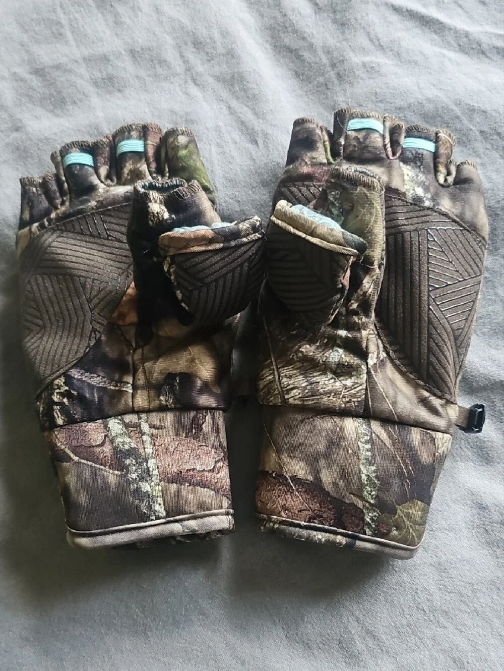 Mossy Oak Women's Medium Camouflage Convertible Mittens in Brown and Green